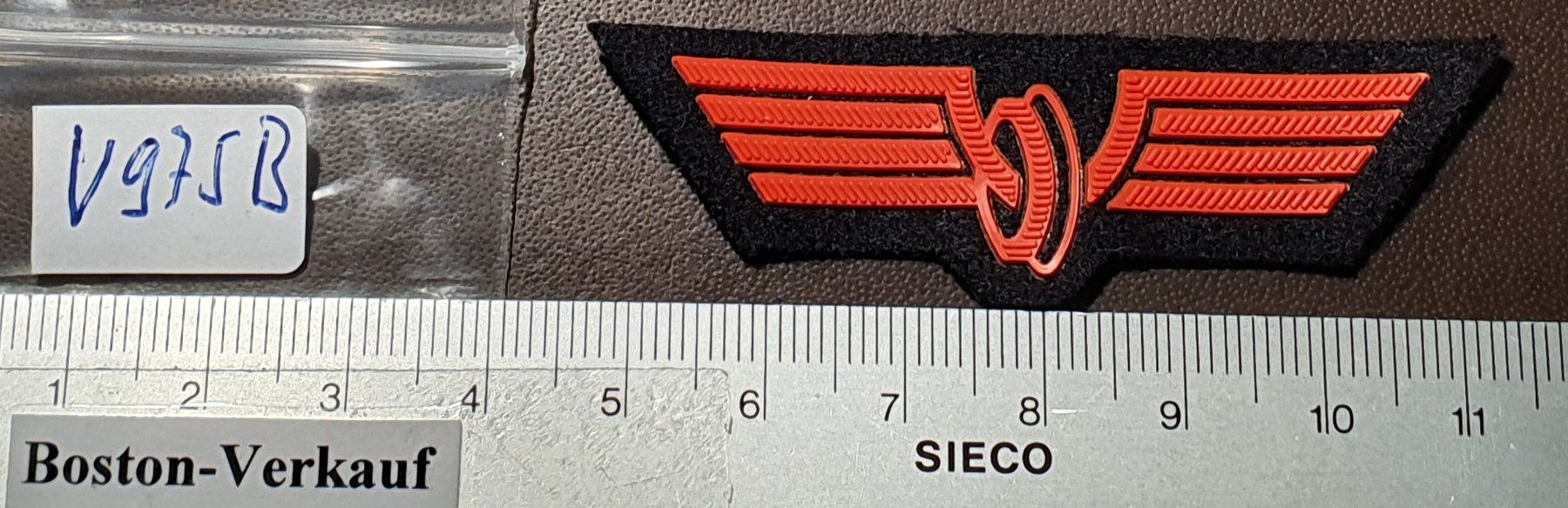 Uniformi: V975B - Patch SBB Doppel Flügelrad Rot Uniform SBB CFF FFS – Usato da Reinach BL venduto da Boston-Verkauf 2