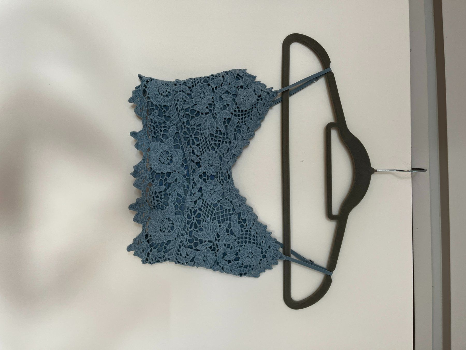 Top: Blaues Spitzen-Crop-Top – Usato da Seuzach venduto da anina.k