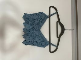 Blaues Spitzen-Crop-Top