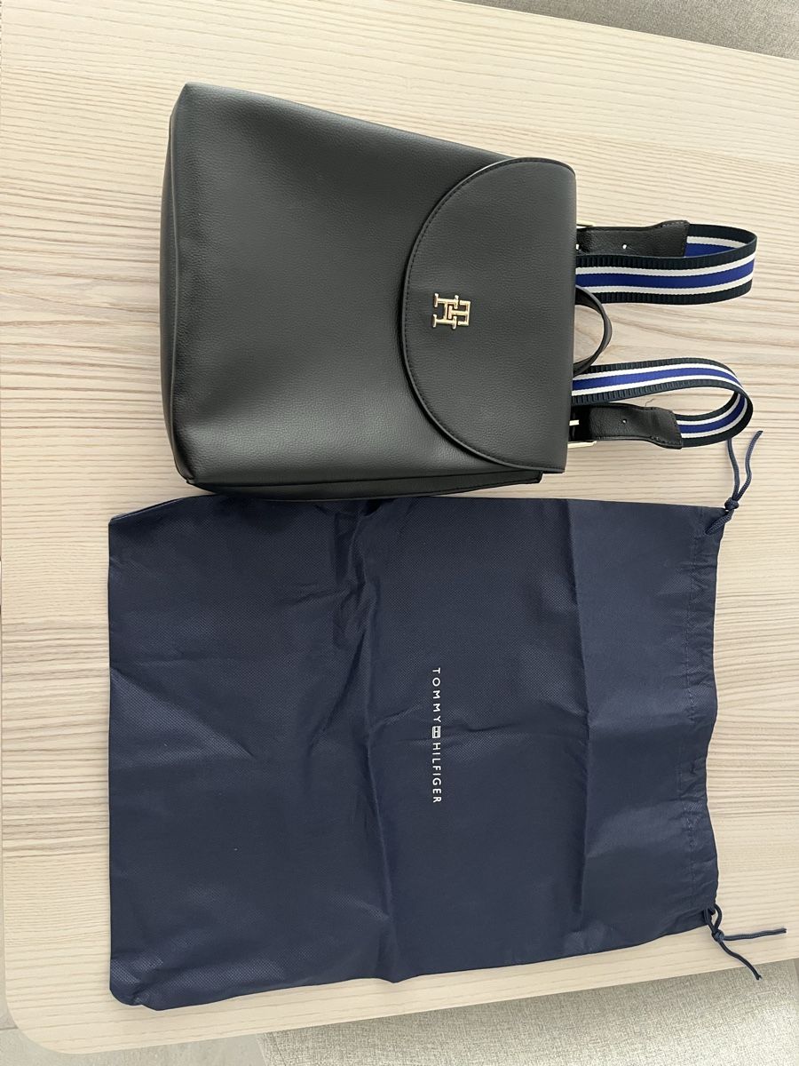 Tommy Hilfiger Zaini: Tommy Hilfiger | Black Backpack – Nuovo (secondo la descrizione) da Zürich venduto da ecracco 1