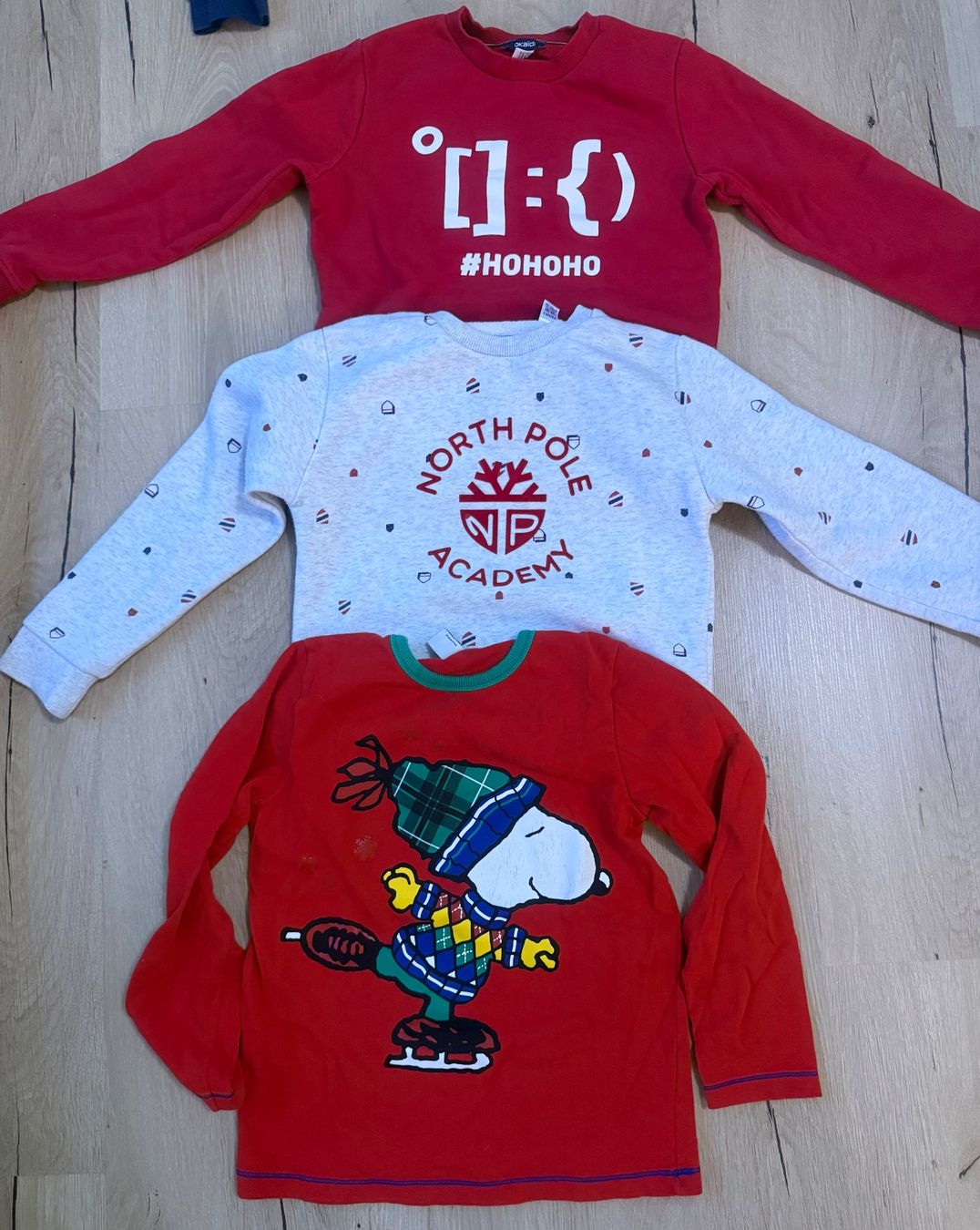 Maglioni & Felpe: Pullover mit Weihnachtsmotiv, Größe 128, als Set oder einzel – Usato da Rotkreuz venduto da Cherblo