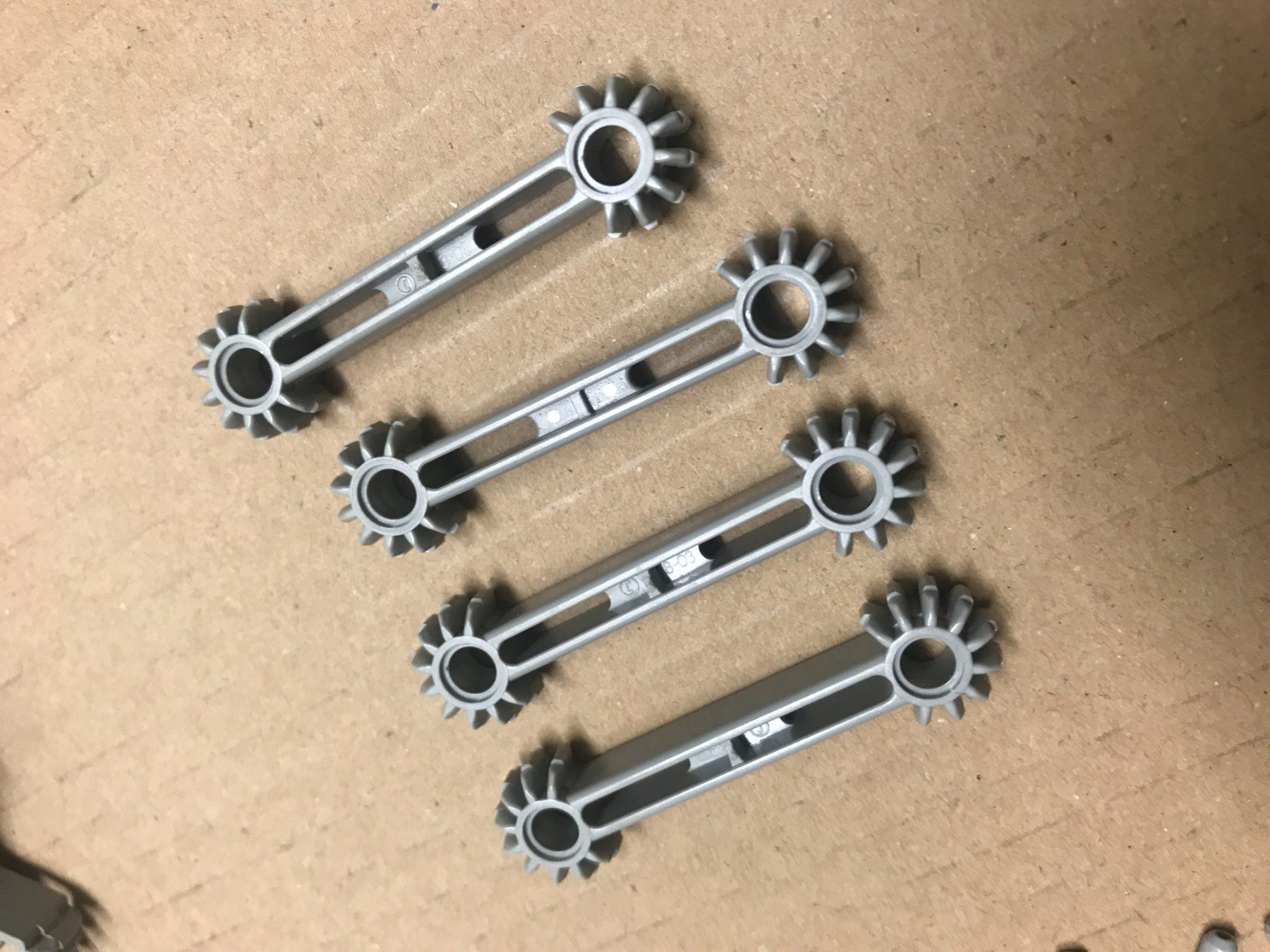 Lego Giocattoli: Lego 4x Arm 1x7 mit Zahnrad – Usato da Müntschemier venduto da Svonae