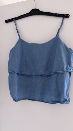 Sommerliches Jeans Top mit Volant - Grösse M - Neuwertig!