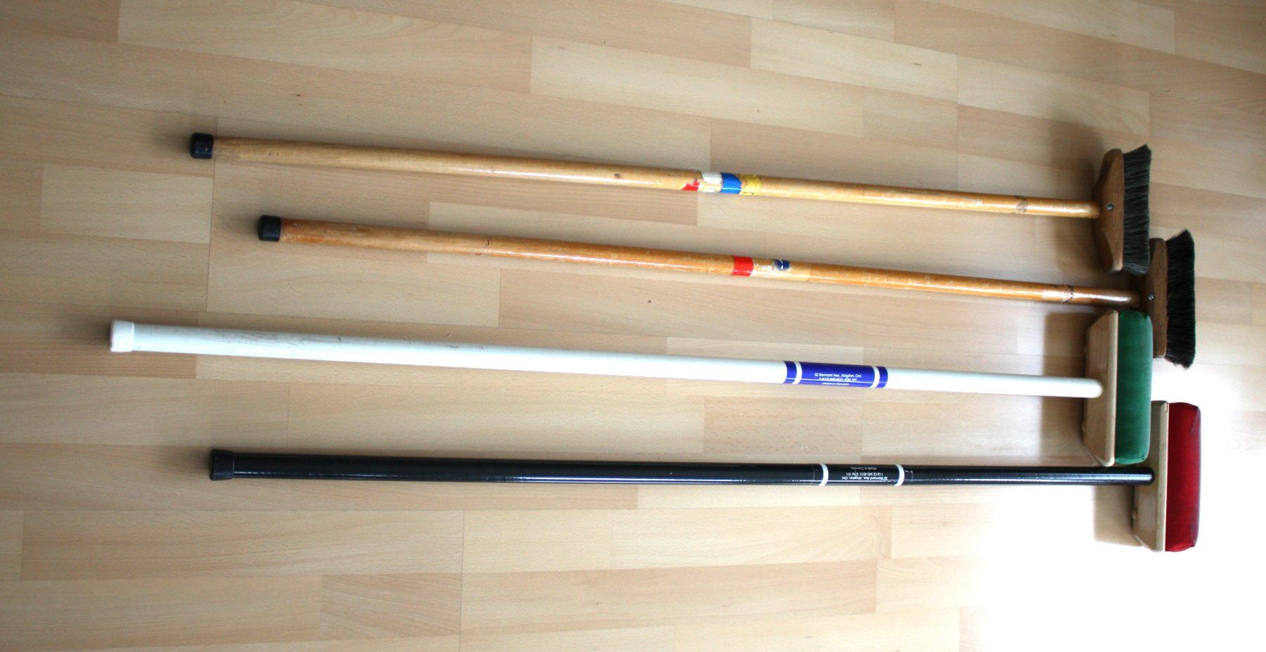 Altro in Apparecchi per la pulizia: Curlingbesen  4 Stück – Usato da Spiez venduto da Trollius09