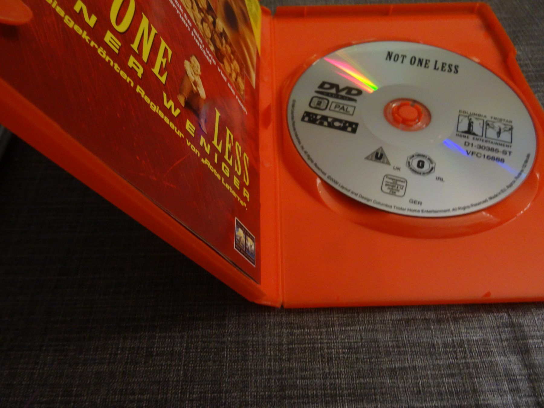 Tutti i DVDs: DVD NOT ONE LESS KEINER WENIGER – Usato da Olten venduto da Disc-Verkauf 1