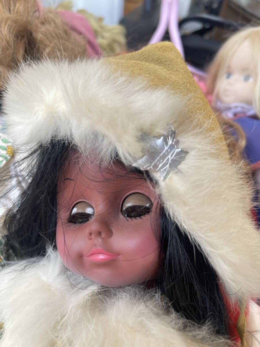 Poupées: Puppe Inuit mit Fellbekleidung – D'occasion à Oberwil BL par dyl_htk9 5