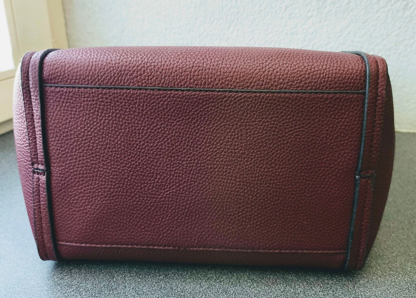 Guess Borse da donna: Guess Ledertasche mit separater Innentasche, bordeaux – Usato da Hitzkirch venduto da Lachrima63 6
