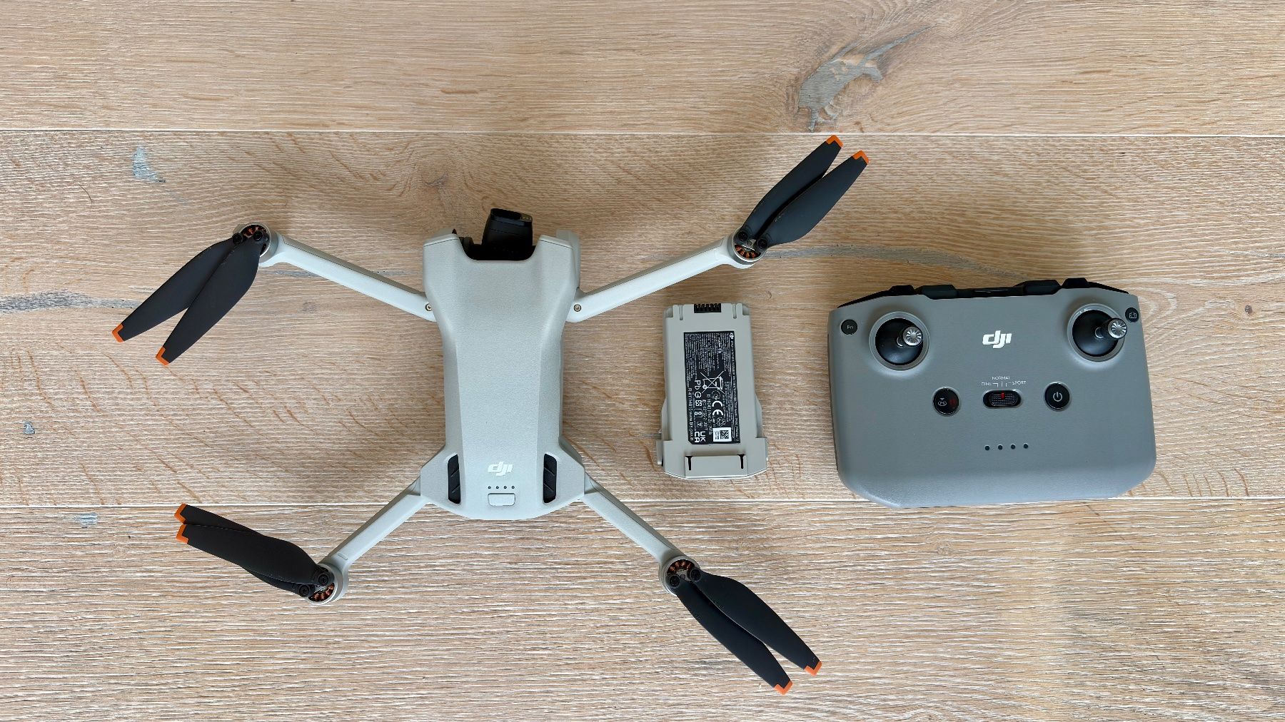 DJI RC Kits de montage: Neuwertige DJI MINI 3 RC-N1 Combo, Org. Controller & Akku – Neuf avec emballage d'origine à Wilen b. Wollerau par gpanzera 2