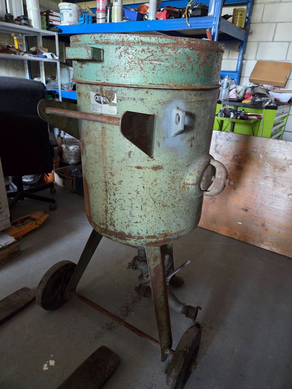 Oerlikon Toutes les machines: Sandstrahlkessel mit Räder – D'occasion à Salmsach par dul_qgn5