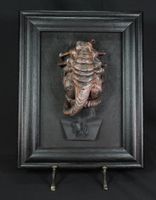 Alien Facehugger Skulptur im Holzrahmen