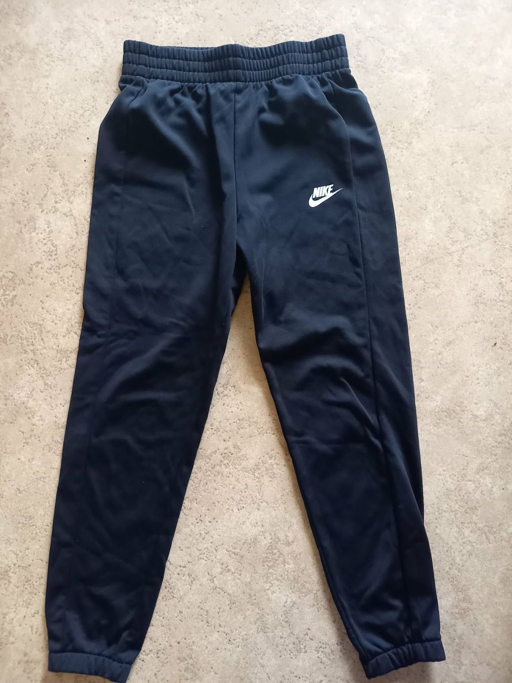 Nike Pantaloni: Nike Trainingshose schwarz Gr 147/158 – Nuovo (secondo la descrizione) da Möhlin venduto da dom_96nf
