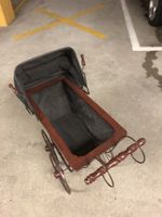 Schöner alter Puppenwagen