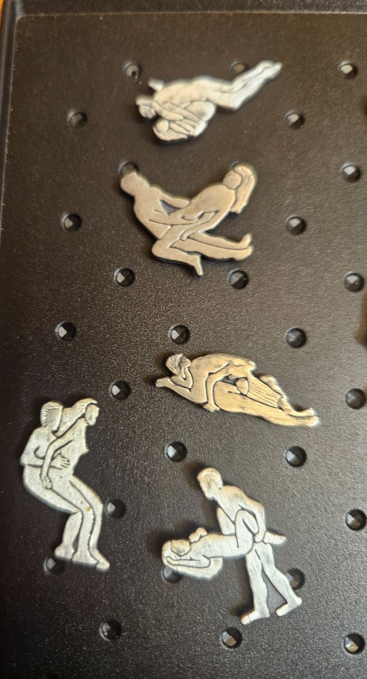 Placchette & Badge: 10 einzigartigen Liebespaar-Pins – Usato da Grafstal venduto da mowo25 1