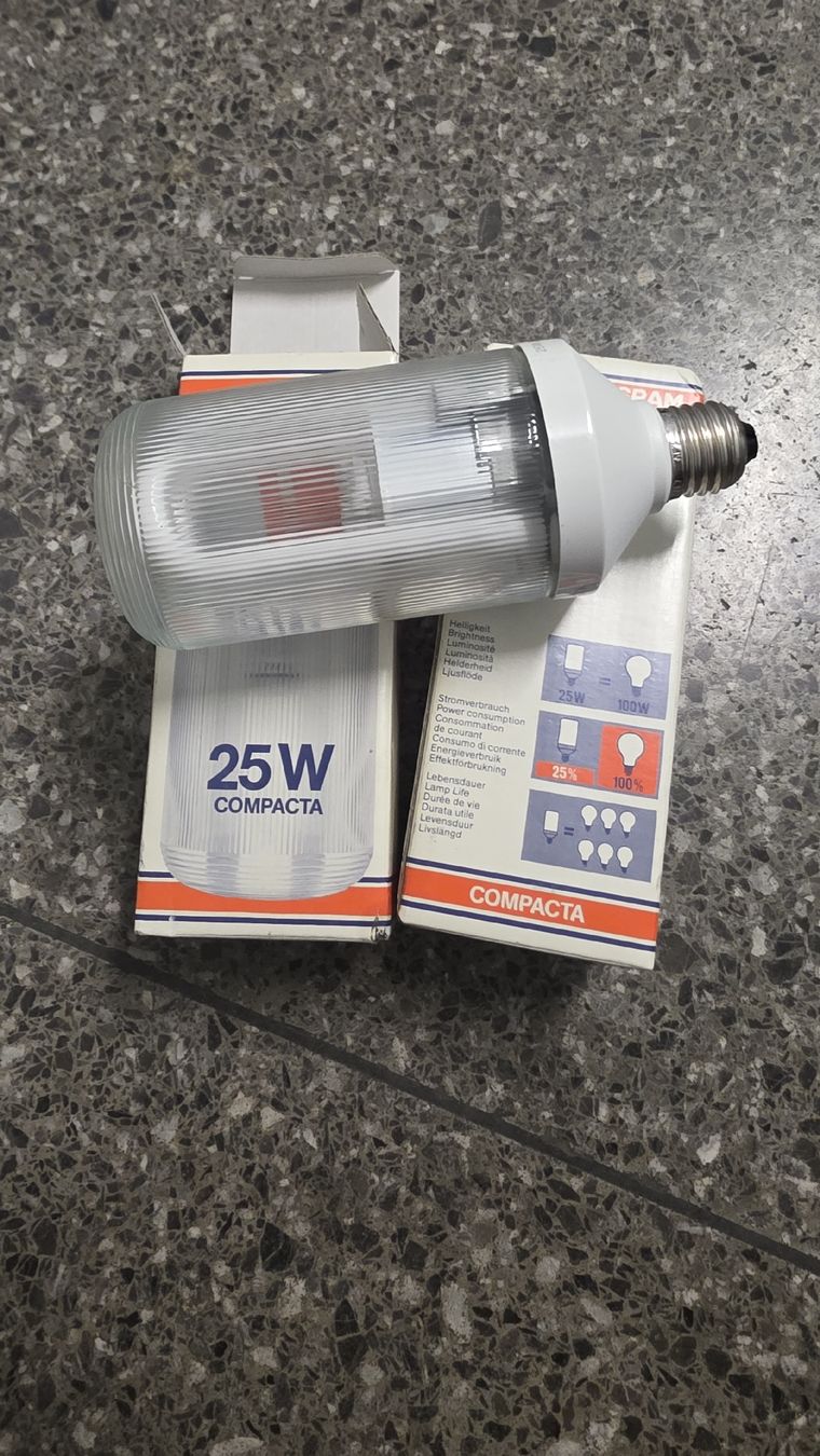 Lampes: Osram 25W Compacta Glühbirnen E27 Prismatic 2 Stk – D'occasion à Zürich par anna.caterina