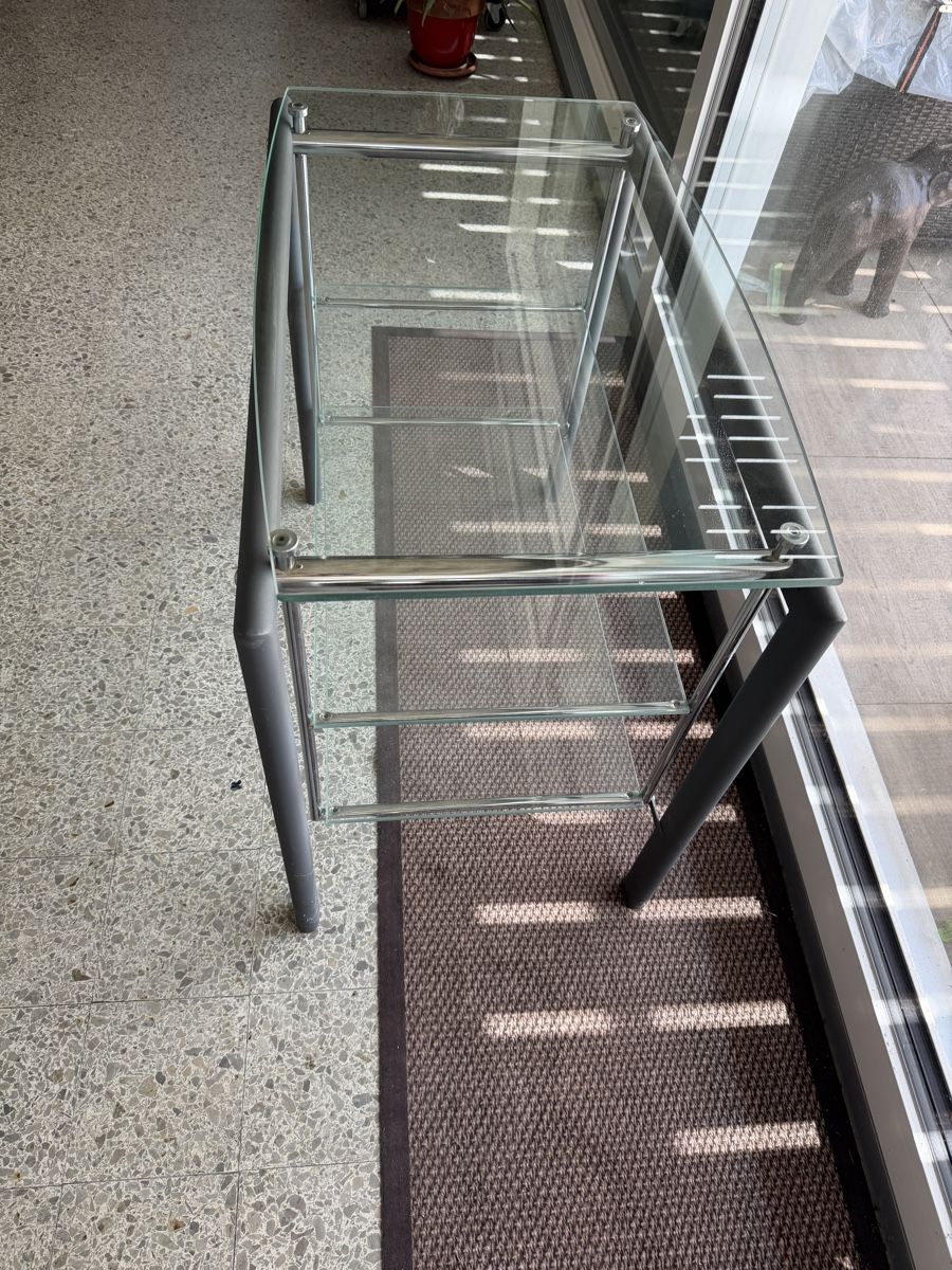 Tavoli: Glas Tisch mit 3 Tablaren – Usato da Dürrenroth venduto da Clifford 2
