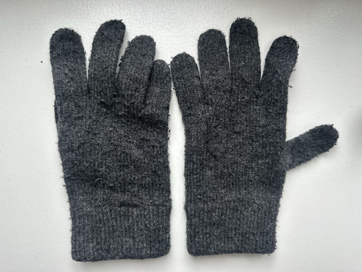 Guanti & manicotti: Grey touchscreen gloves – Usato da Uster venduto da Monika_OB 3