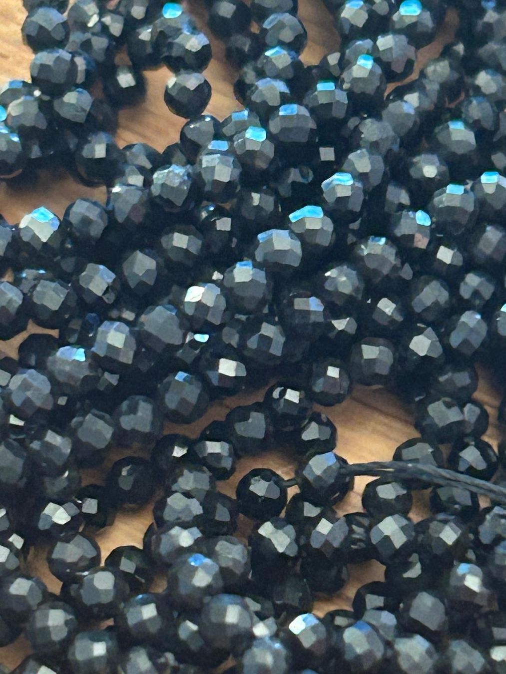 Pietre preziose: Strang echte facettierte Spinel Kugeln 2 mm – Nuovo e nell'imballaggio originale da Niederrohrdorf venduto da Ytobi 2