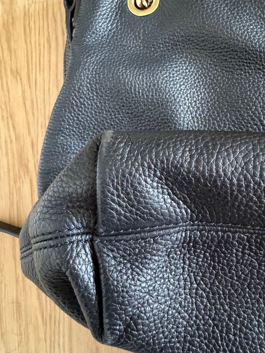 Michael Kors Taschen für Damen: Schwarze Michael Kors Handtasche mit Golddetails – Gebraucht aus Inwil von san_zh 7