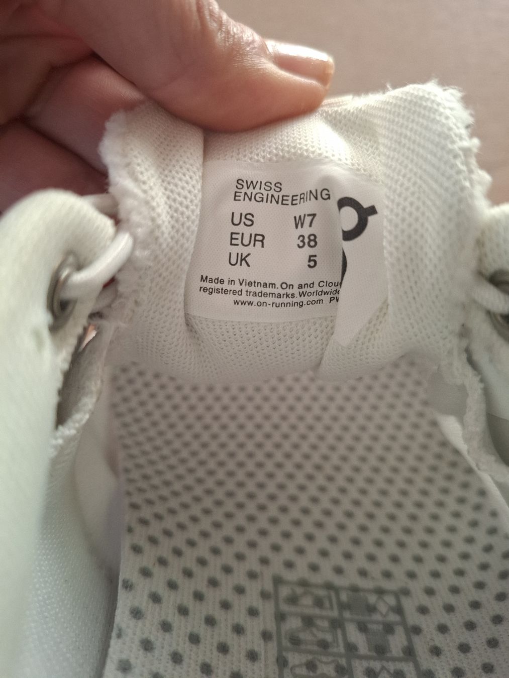 On Damenschuhe: ON Cloud 6 weiss Multimaterial 37 – Gebraucht aus Seuzach von ssz_j8tb 3