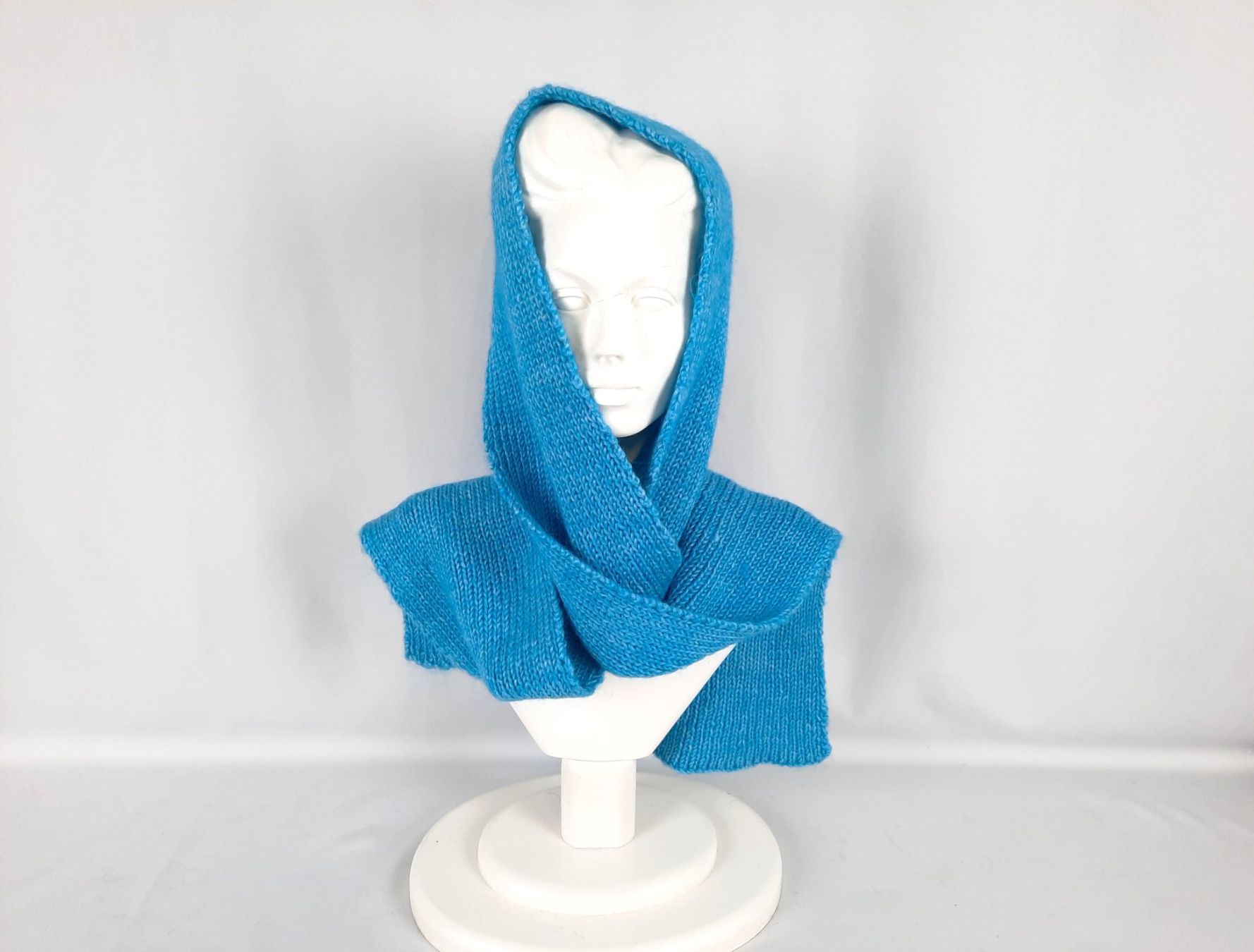 Foulard & Sciarpe: Handgestrickter Schal in wunderschönem Blau – Nuovo (secondo la descrizione) da Beinwil am See venduto da Restwert_Beinwil 1