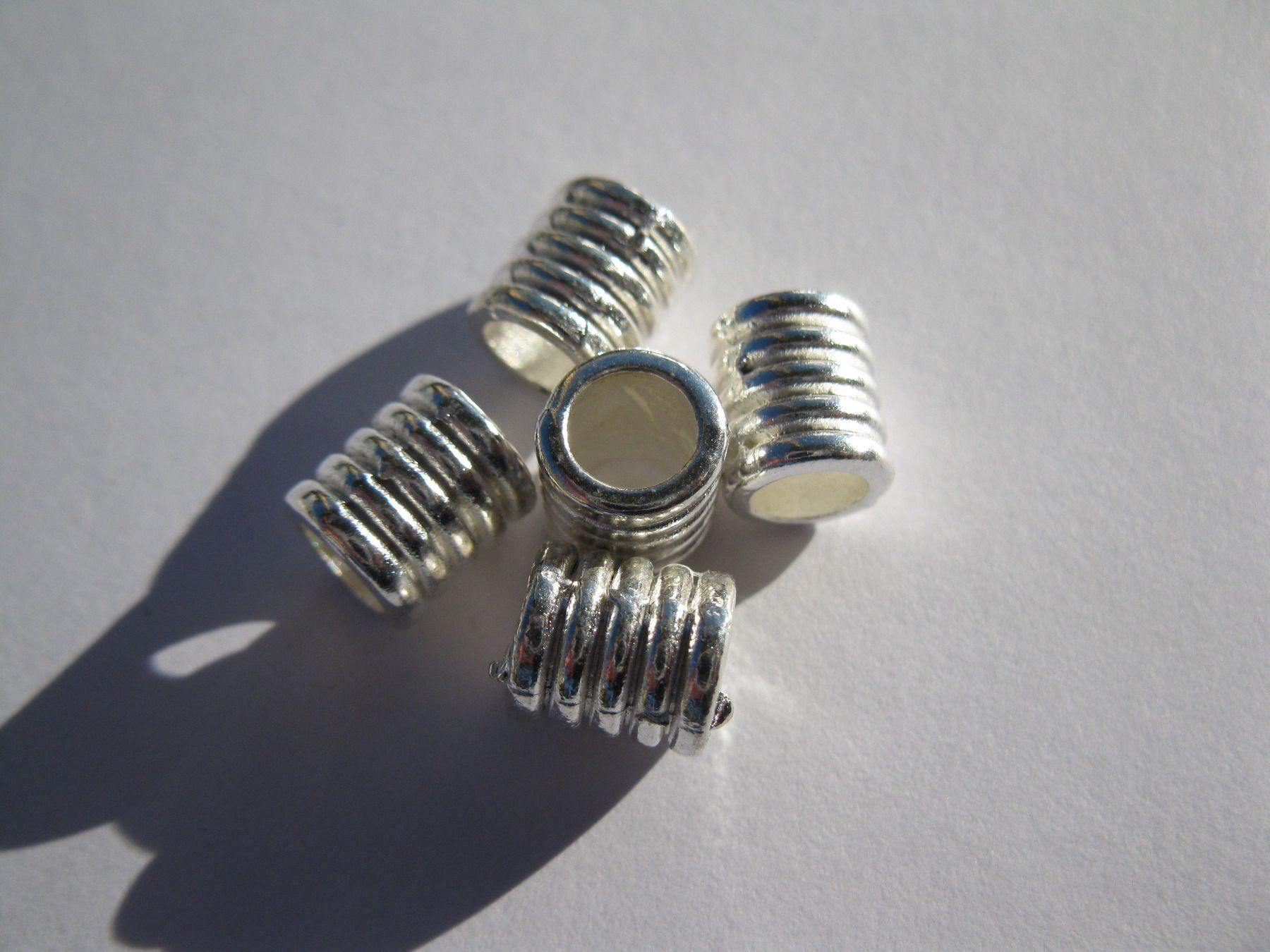 Perle (finte): 8 Metallperlen versilbert, gerillt 7x8mm – Nuovo e nell'imballaggio originale da St. Margarethen TG venduto da LuanaKa