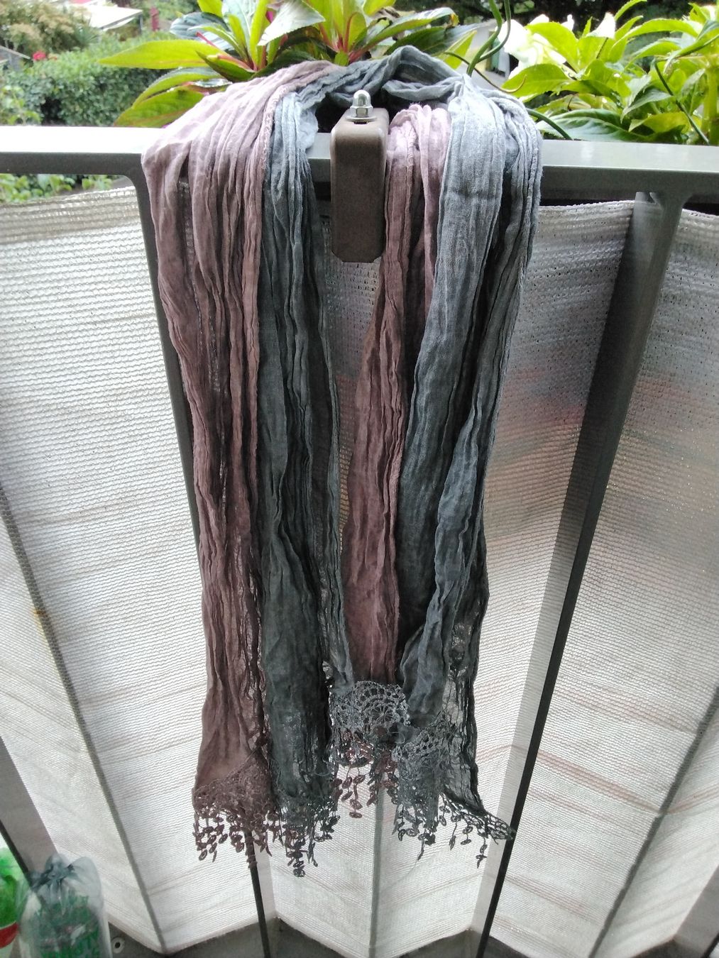 Foulard & Sciarpe: 2 LEICHTE SCHALS GRAU UND LILA – Usato da Biel/Bienne venduto da dasi3