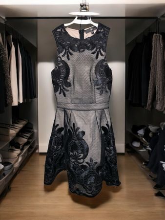 Elegantes Kleid mit Stickerei Gr. 34 schwarz Festlich