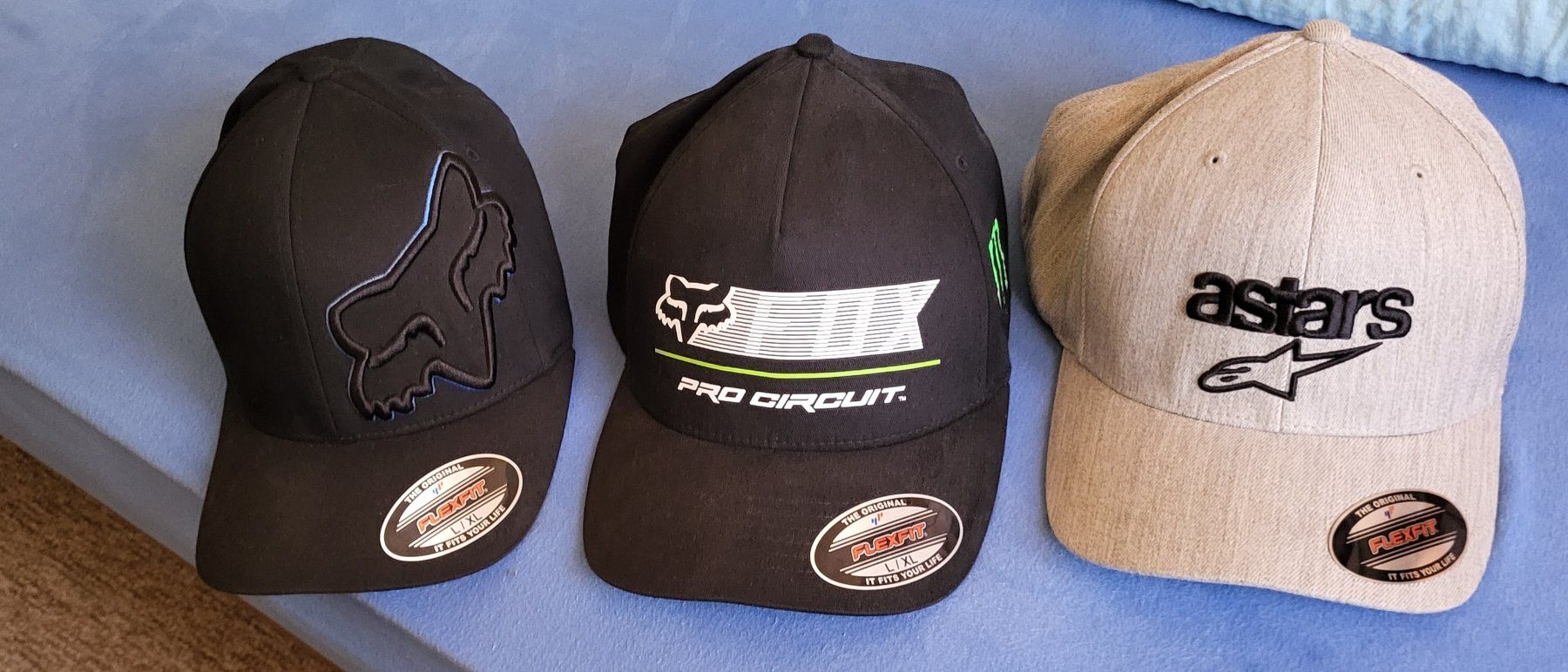 Hüte, Mützen & Caps: 3 Cap 2 Fox Flexfit und 1 Astars Flexfit Cap – Gebraucht aus Ganterschwil von