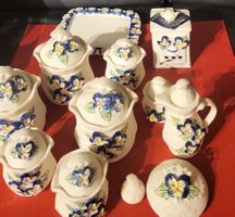 Superbe service à thé en céramique décoré de pensées bleues