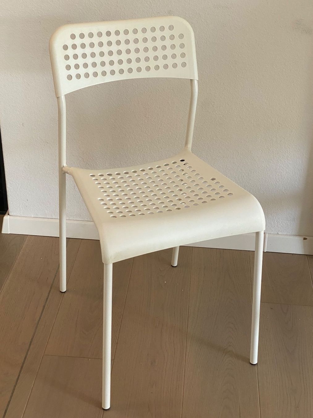 Stühle: 2 robuste weisse Stühle - super Zustand! – Gebraucht aus Zürich von DeeJayJay