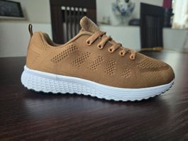 Basket légère brune pour femme T-39 Neuve