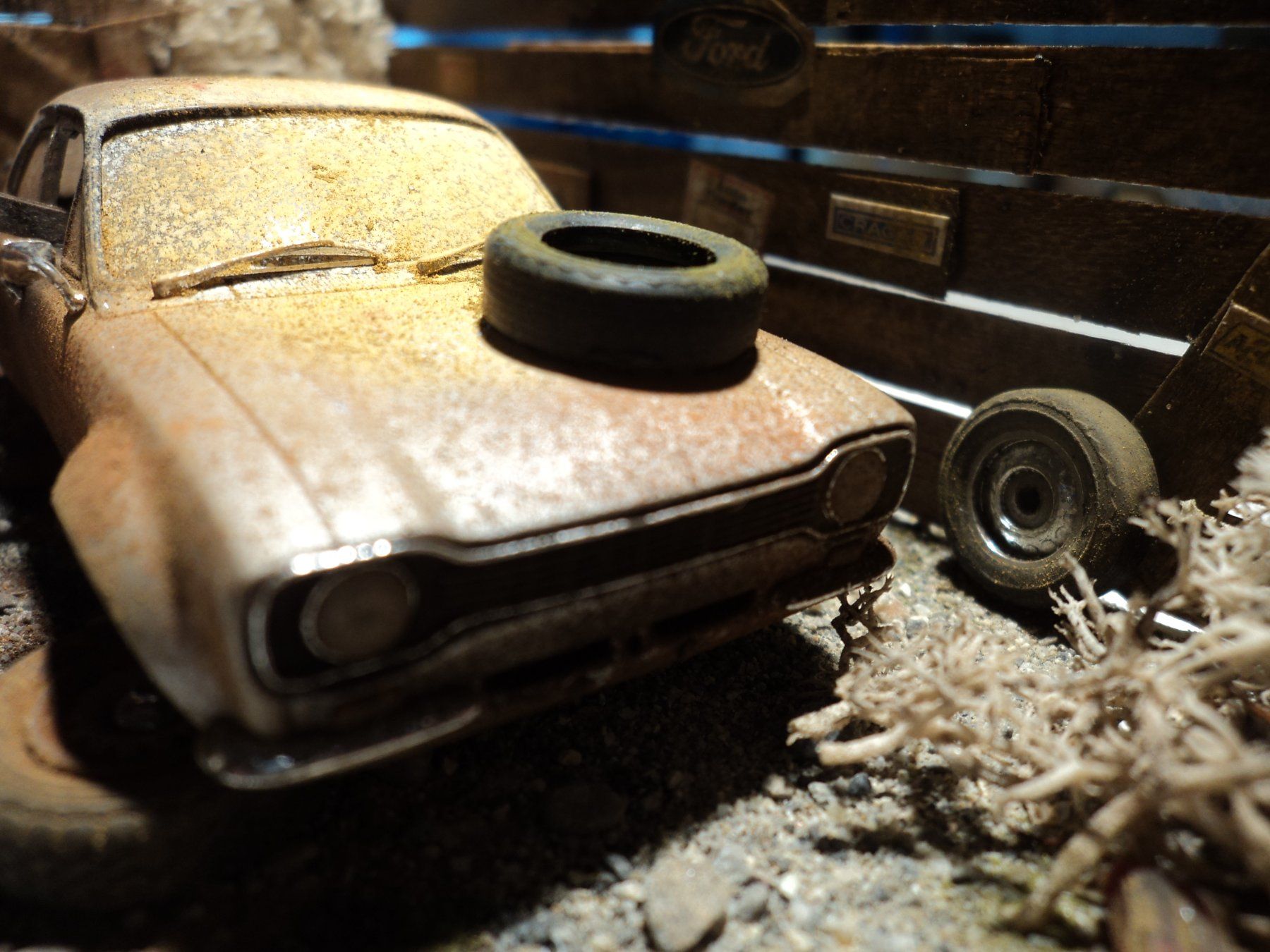Ford Modellini d'auto: Ford Escort MK1 1/43 Diorama Hinterhof – Usato da Schwarzenburg venduto da modelCARama