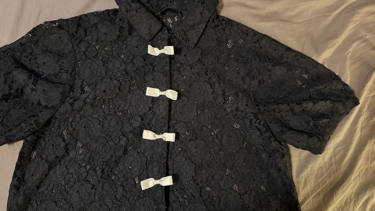 Zara Chemisiers: Bluse mit Spitze – D'occasion à oberwangen b.bern par sar_5v6q