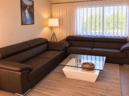 2 hochwertige Ledersofas in Braun – sehr guter Zustand