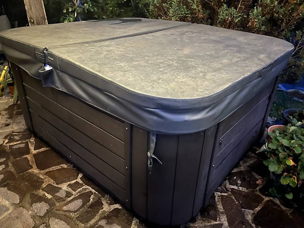 Bains à remous: Whirlpool – D'occasion à Eschenbach SG par Nk10 1
