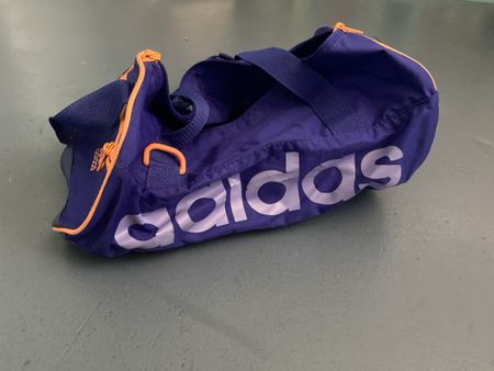 kleine Sporttasche von Adidas, lila