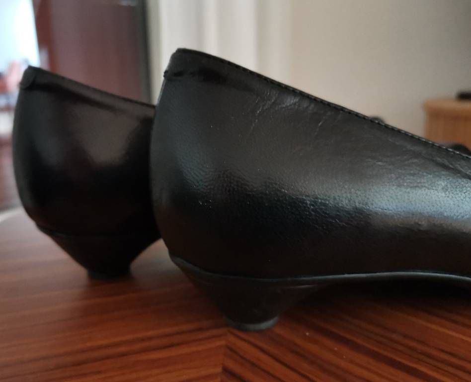 Scarpe da donna: Schwarze Pumps mit Assecoirs, Gr. 37 – Usato da Muri b. Bern venduto da Claudiahuegli 2