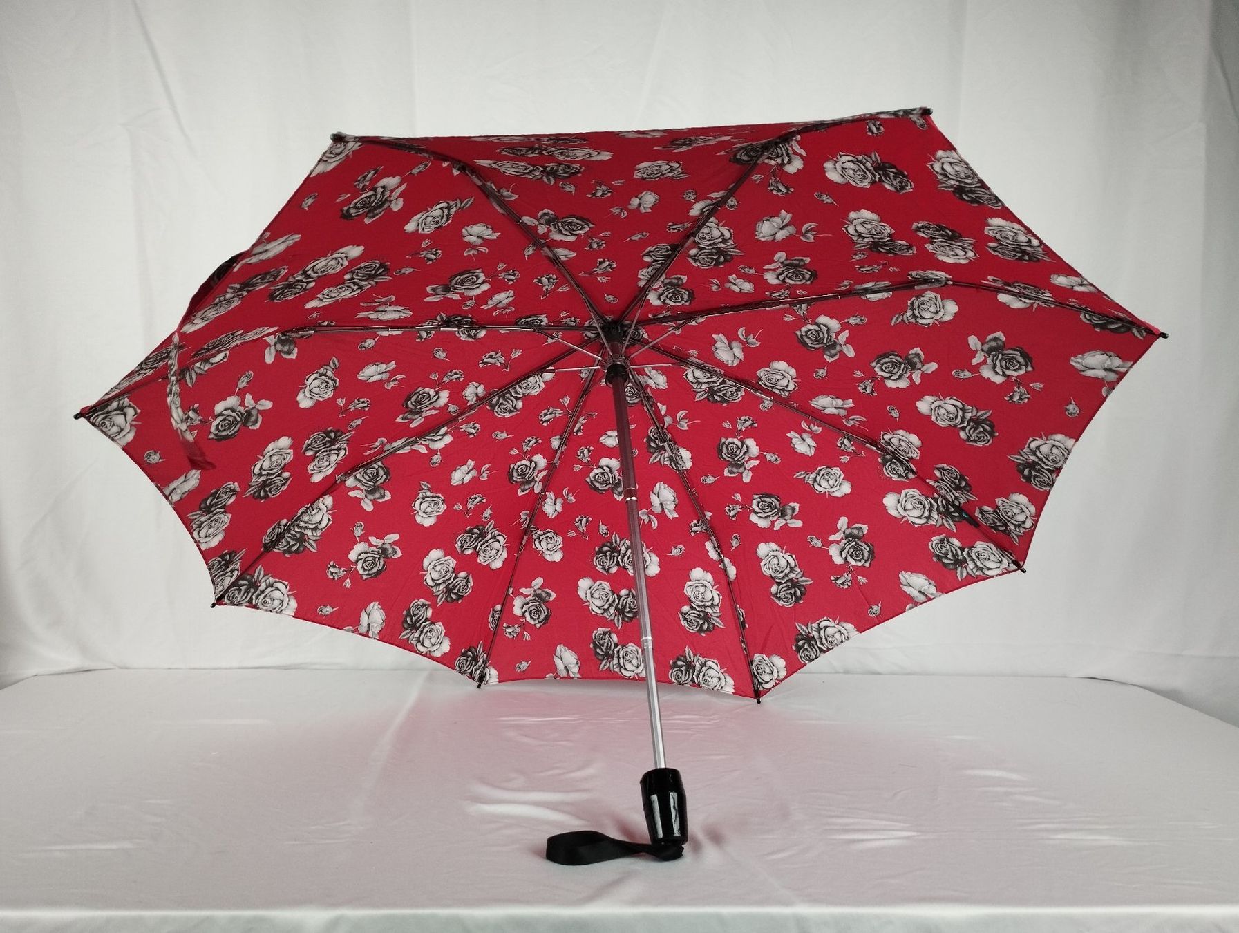 Knirps Regenschirme: KNIRPS Regenschirm mit Rosenmuster – Gebraucht aus Schübelbach von Restwert_Schubelbach 1