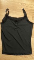 Damen Top schwarz gerippt mit Spitzenbesatz Grösse S