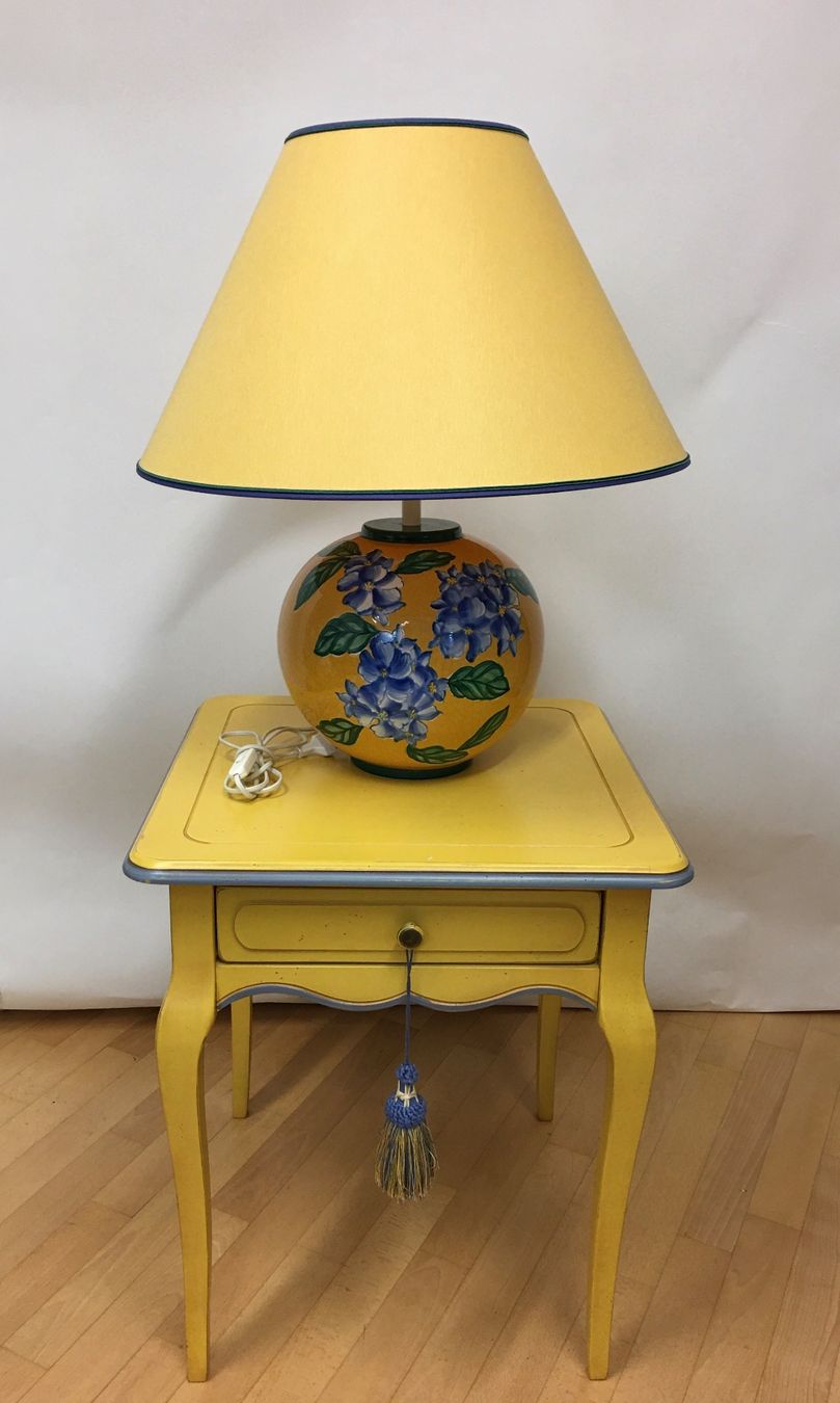 Lampen: Gelbe Lampe mit Tisch, Vintage Stil – Gebraucht aus Olten von ELHANDEL