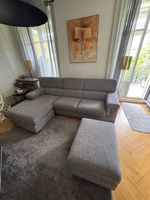 Canapé de salon avec méridienne et pouf