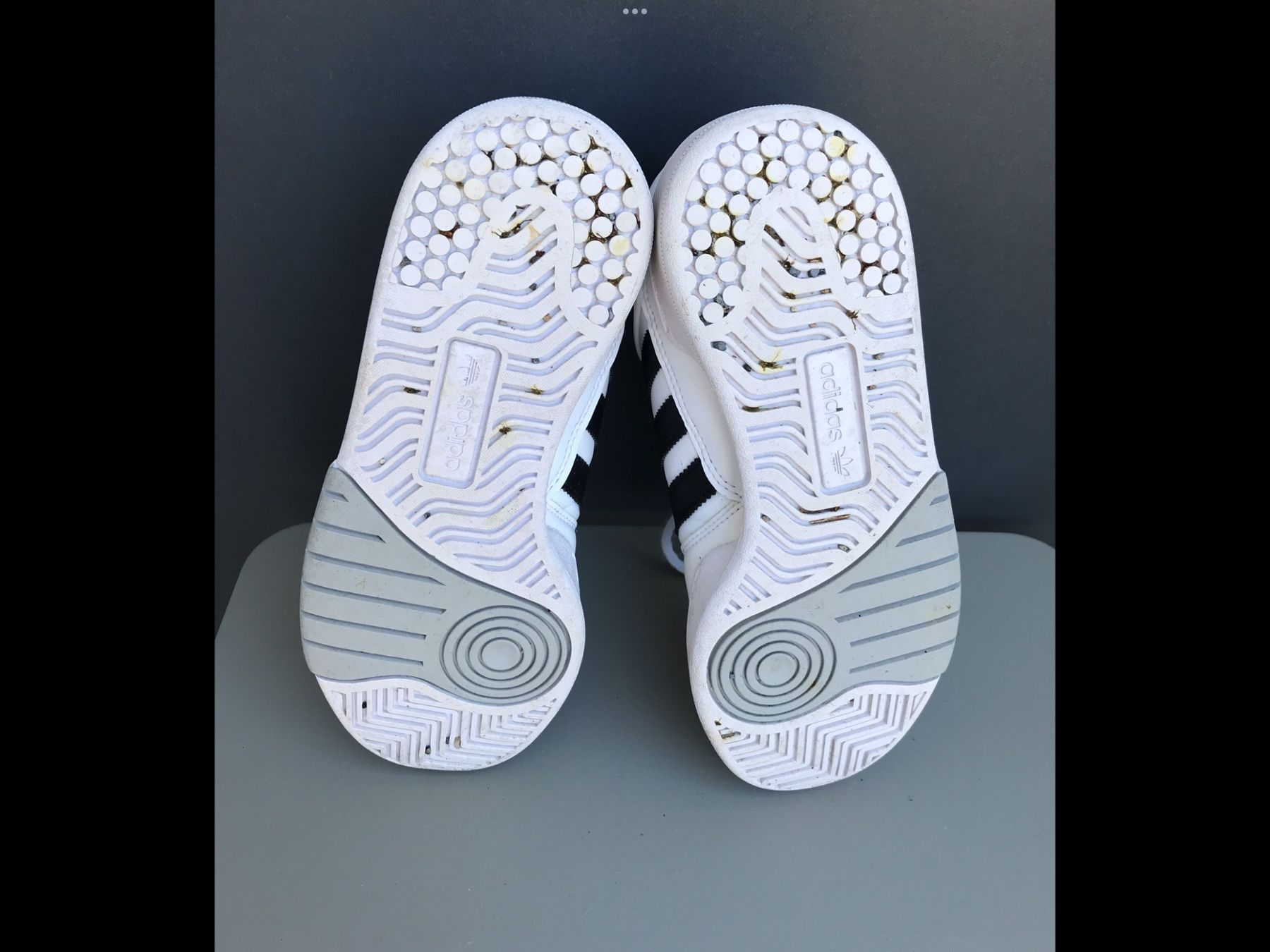 Adidas Scarpe da uomo: Kinder Adidas Schuhe Grösse 35,5 – Usato da uster venduto da articles 2