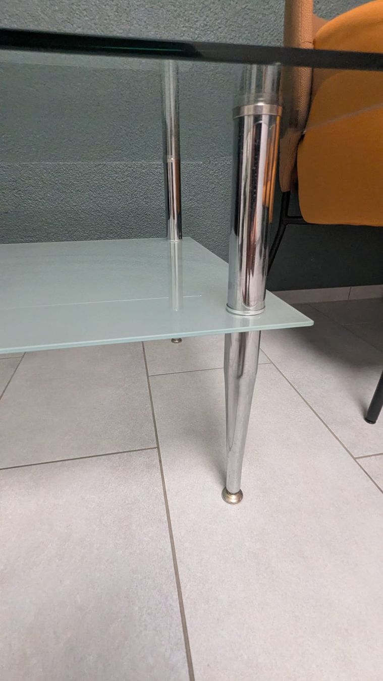 Tavoli: Gebrauchter Glas- und Metalltisch mit 2 Ablagen – Usato da Buchs SG venduto da Bray_Law 1