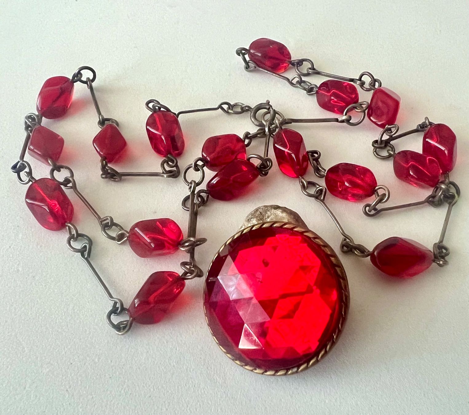 Autres bijoux: Vintage Kette & Brosche Rubinrot Glas leuchtendes Ensemble – D'occasion à Ruswil par artbyhand
