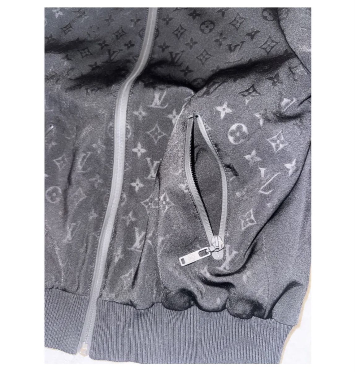 Giacche: Louis Vuitton Bomber Jacket Monogram Black Size XL – Nuovo (secondo la descrizione) da Herrliberg venduto da erh_r2tw 2