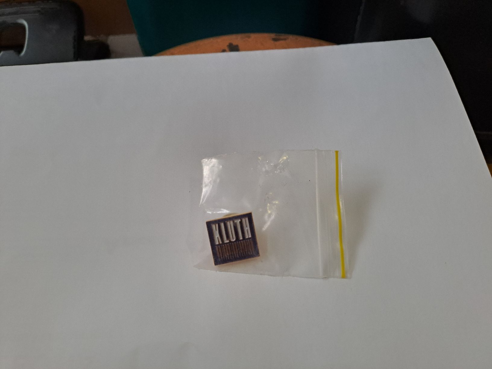 Placchette & Badge: Kluthen Pin Abzeichen neu – Nuovo e nell'imballaggio originale da Zürich venduto da Schoebi19 1