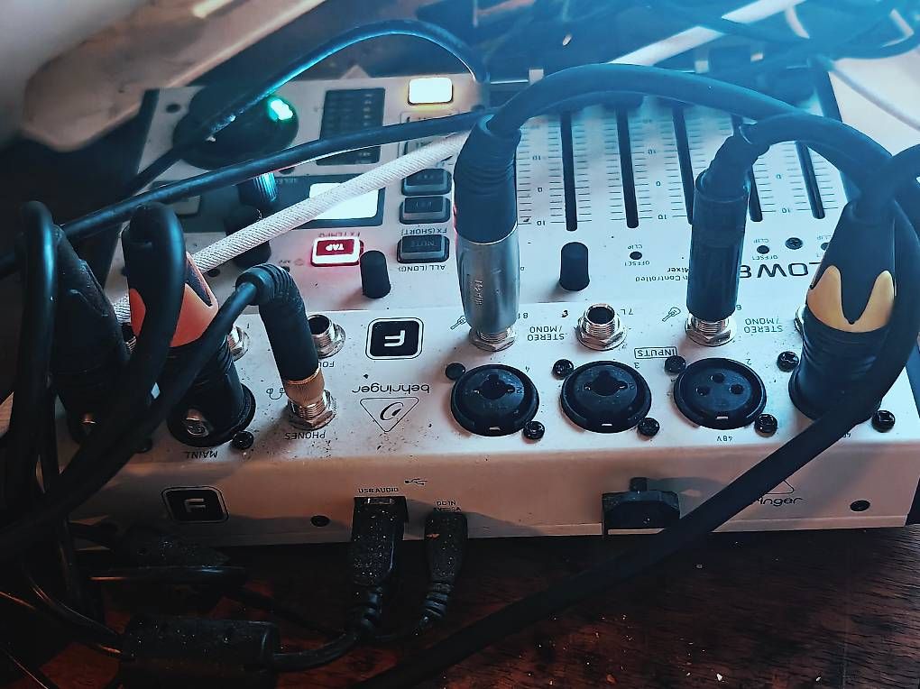 Console di mixaggio: Behringer FLOW 8 8-Kanal-Digitalmischer – Usato da Bern venduto da peter.blackswan