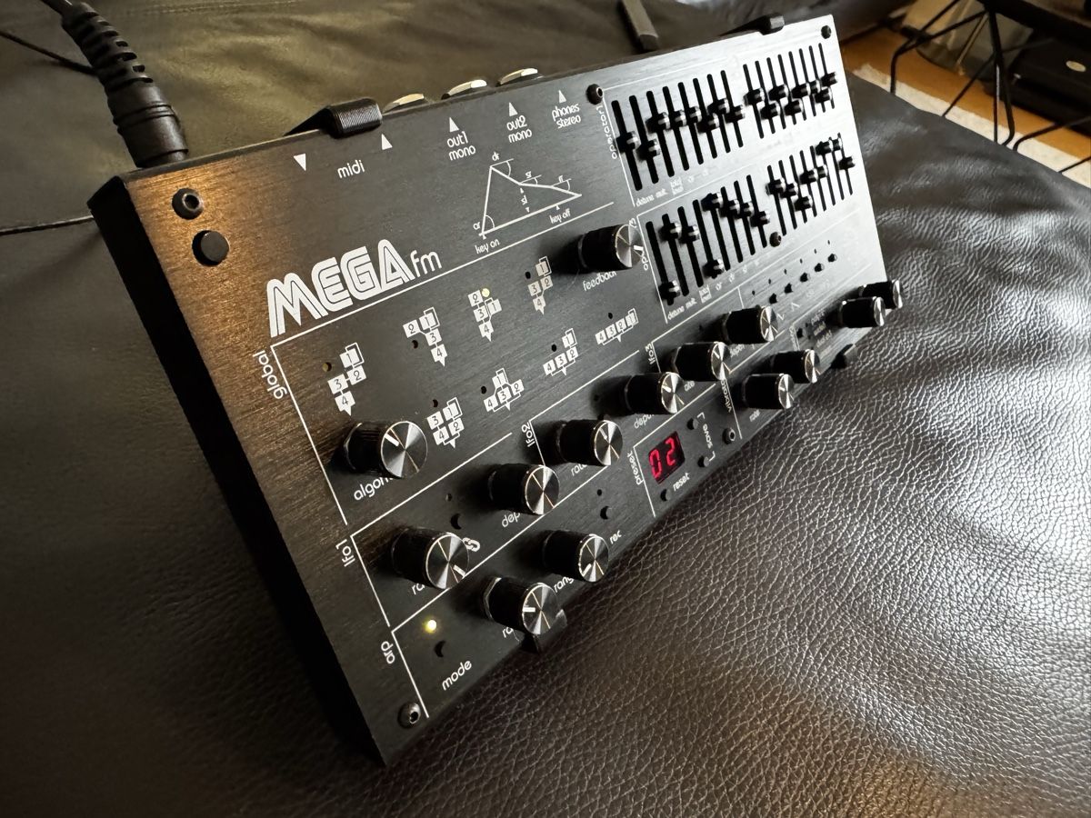 Strumenti musicali: Twisted Electrons MEGAfm MKII mit Stand – Usato da Zürich venduto da 1cut2 1
