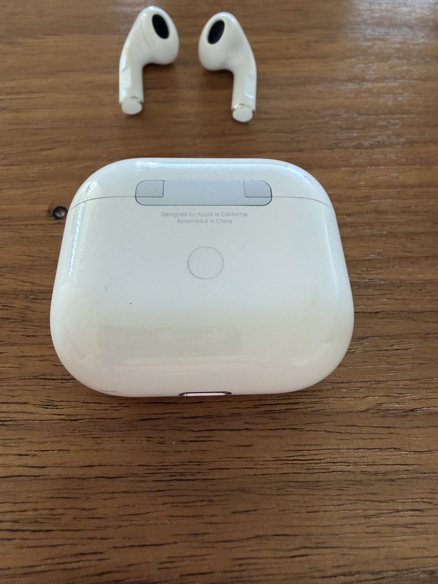 Apple Kopfhörer: Apple AirPods 3 Lightning  – Gebraucht aus Neuchatel von D9z2 3