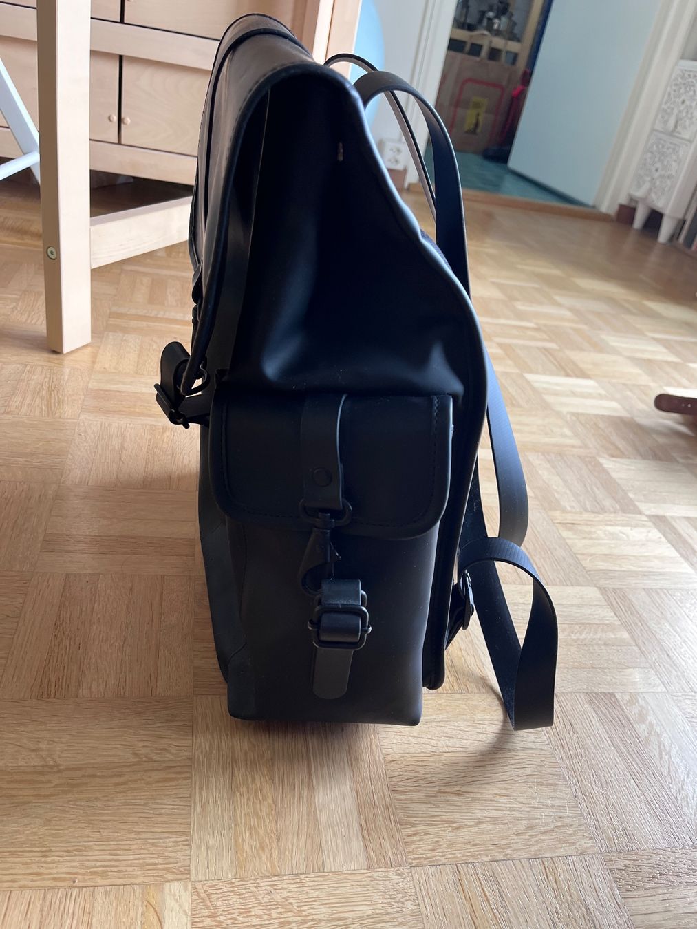 Rains Zaini: Sac à dos Rains noir – design minimaliste – très bon état – Usato da Lausanne venduto da jen_jeon 1